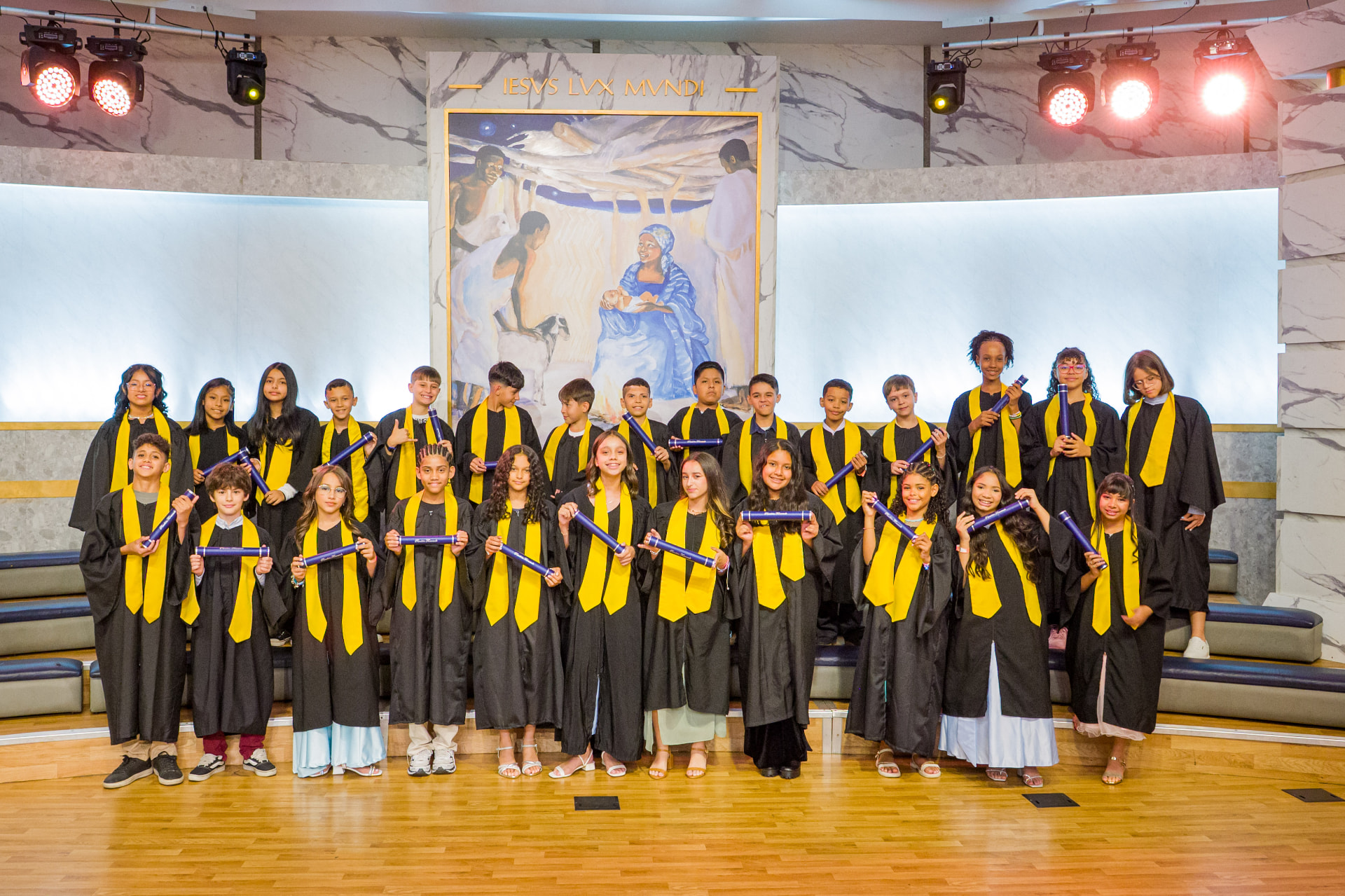 Formanda recebendo o diploma no palco