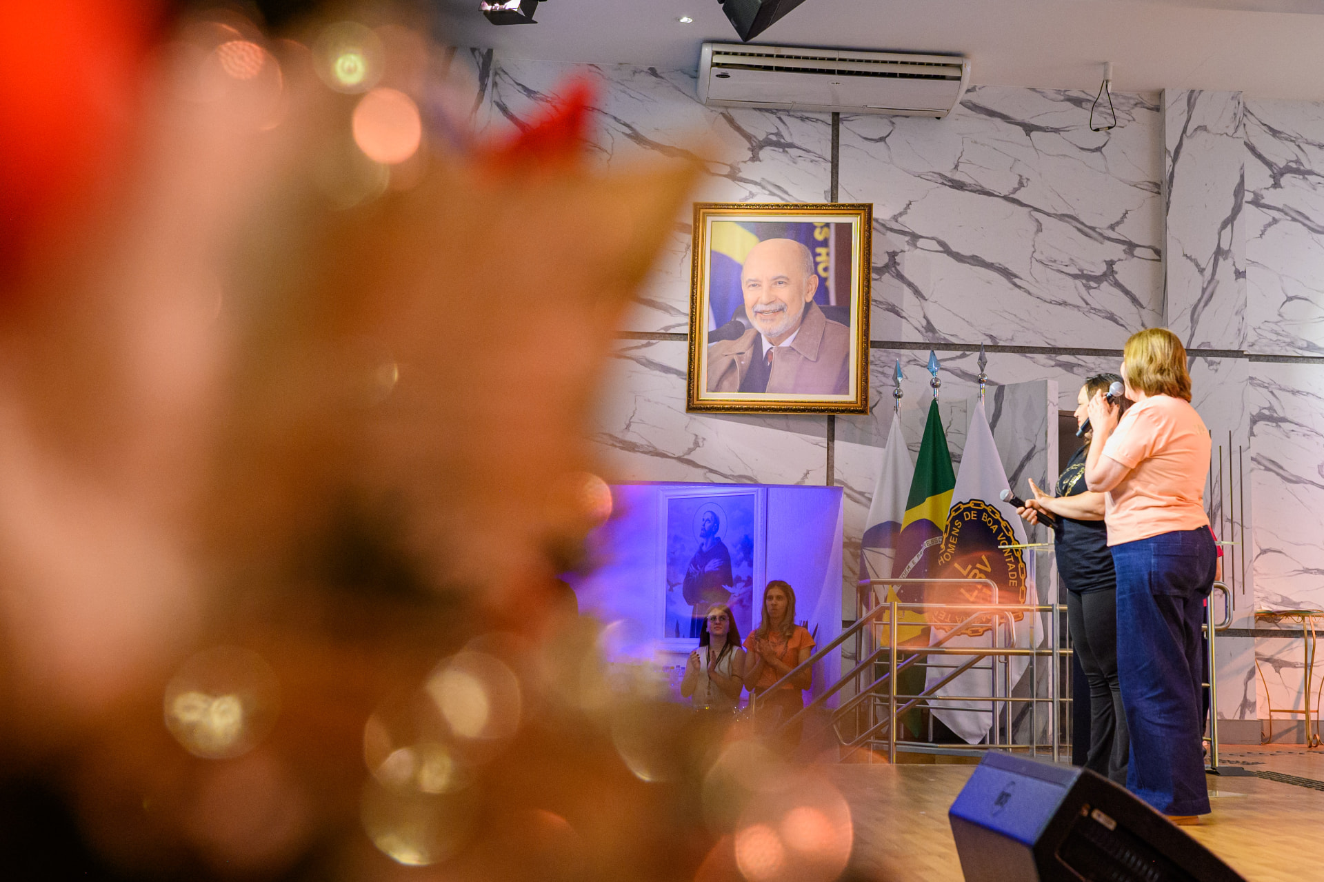 Formandas se abraçando após a cerimônia de formatura